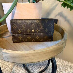 Authentic Louis Vuitton International Wallet